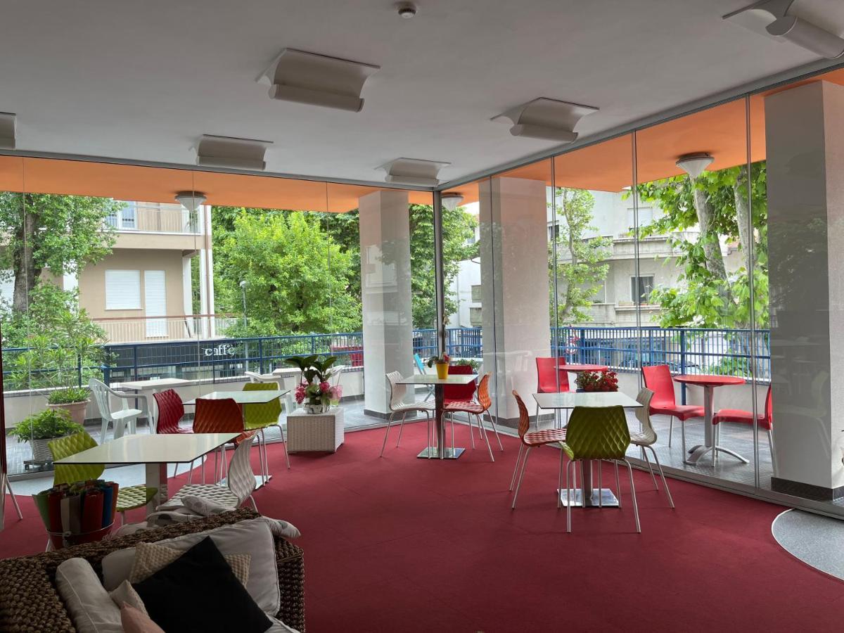 Hotel Senior Cattolica Kültér fotó