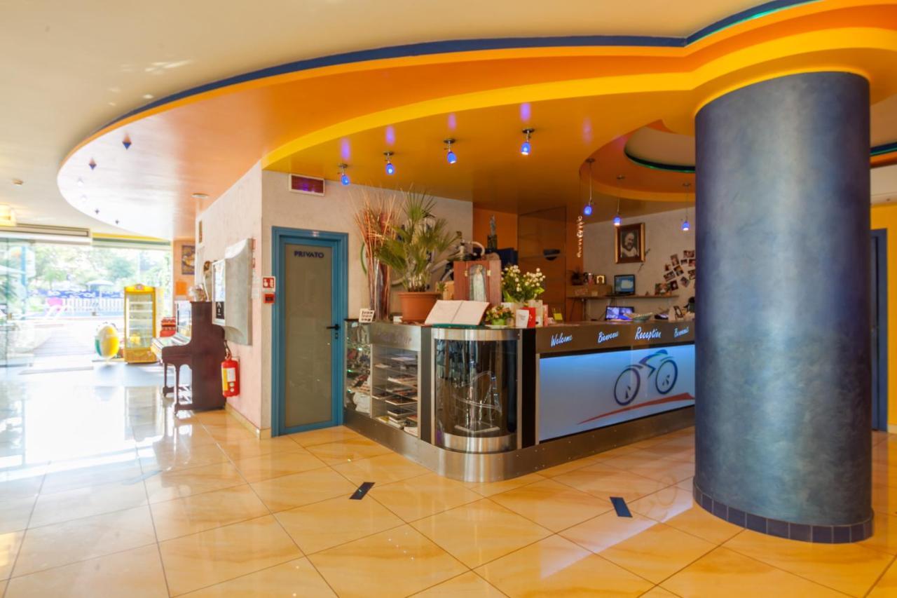 Hotel Senior Cattolica Kültér fotó